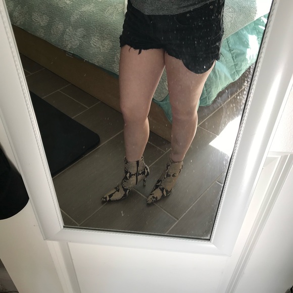 Isaac Mizarahi snakeskin booties, size 6 - Picture 7 of 7